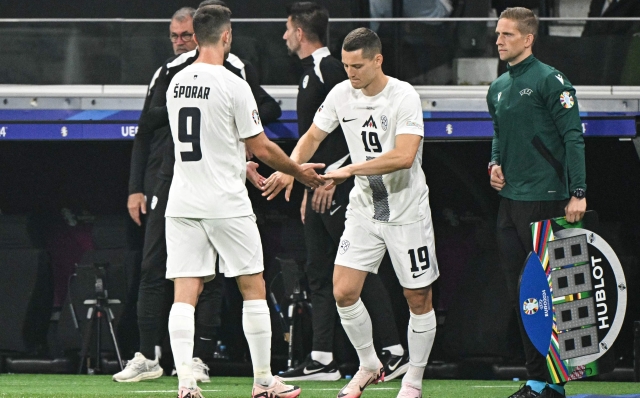 Slovenia's forward #09 Andraz Sporar leaves the pitch after being substituted by teammate forward #19 Zan Celar during the UEFA Euro 2024 round of 16 football match between Portugal and Slovenia at the Frankfurt Arena in Frankfurt am Main on July 1, 2024. (Photo by JAVIER SORIANO / AFP)