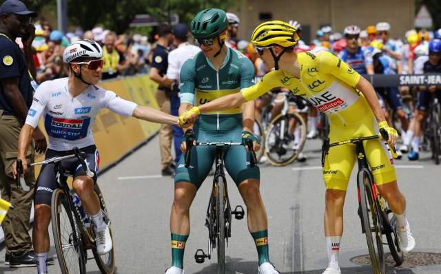 epa11454536 Yellow jersey Slovenian rider Tadej Pogacar (R) of UAE Team Emirates greets white jersey Belgian rider Remco Evenepoel (L) of Soudal Quick-Step as green jersey Norwegian rider Jonas Abrahamsen (C) of Uno-X Pro Cycling Team looks on at the starting line of the fifth stage of the 2024 Tour de France cycling race over 177km from Saint-Jean-de-Maurienne to Saint Vulbas, France, 03 July 2024.  EPA/KIM LUDBROOK