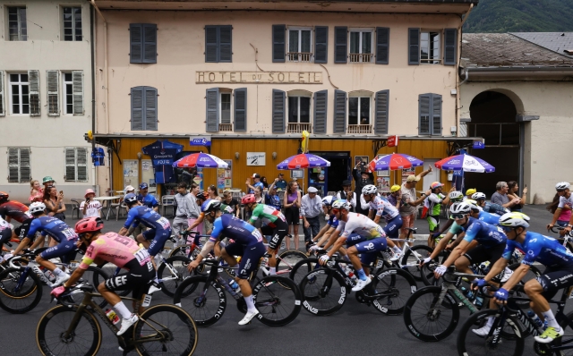 epa11454657 Riders in action during the fifth stage of the 2024 Tour de France cycling race over 177km from Saint-Jean-de-Maurienne to Saint Vulbas, France, 03 July 2024.  EPA/KIM LUDBROOK