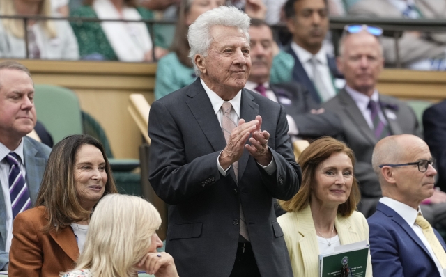 Dustin Hoffman reacts as he watches the third round match between Spain's Carlos Alcaraz and Francis Tiafoe of the United States at the Wimbledon tennis championships in London, Friday, July 5, 2024. (AP Photo/Alberto Pezzali)