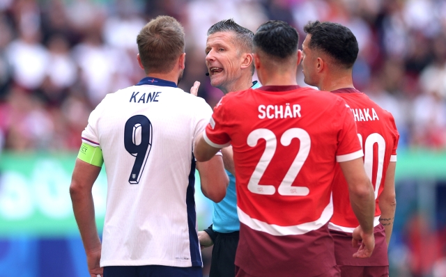 DUSSELDORF, GERMANY - JULY 06: Referee Daniele Orsato speaks with Harry Kane of England as Fabian Schaer and Granit Xhaka of Switzerland look on during the UEFA EURO 2024 quarter-final match between England and Switzerland at Düsseldorf Arena on July 06, 2024 in Dusseldorf, Germany. (Photo by Dean Mouhtaropoulos/Getty Images)