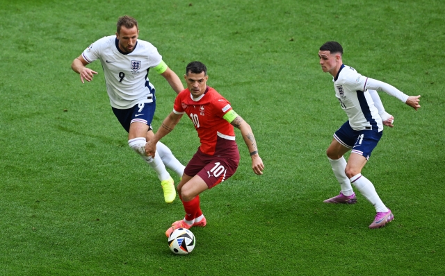 DUSSELDORF, GERMANY - JULY 06: Granit Xhaka of Switzerland controls the ball whilst under pressure from Harry Kane and Phil Foden of England during the UEFA EURO 2024 quarter-final match between England and Switzerland at Düsseldorf Arena on July 06, 2024 in Dusseldorf, Germany. (Photo by Clive Mason/Getty Images)