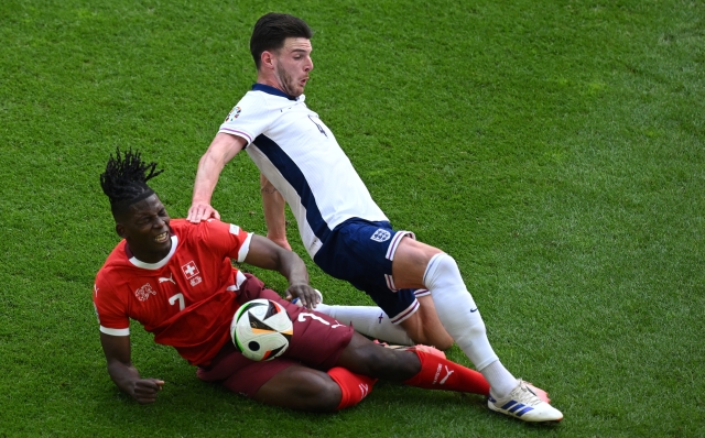 DUSSELDORF, GERMANY - JULY 06: Breel Embolo of Switzerland is challenged by Declan Rice of England during the UEFA EURO 2024 quarter-final match between England and Switzerland at Düsseldorf Arena on July 06, 2024 in Dusseldorf, Germany. (Photo by Clive Mason/Getty Images)