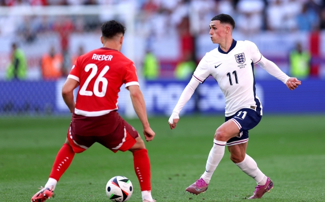 DUSSELDORF, GERMANY - JULY 06: Phil Foden of England passes the ball whilst under pressure from Fabian Rieder of Switzerland during the UEFA EURO 2024 quarter-final match between England and Switzerland at Düsseldorf Arena on July 06, 2024 in Dusseldorf, Germany. (Photo by Dean Mouhtaropoulos/Getty Images)
