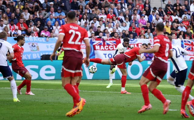 DUSSELDORF, GERMANY - JULY 06: Bukayo Saka of England scores his team's first goal during the UEFA EURO 2024 quarter-final match between England and Switzerland at Düsseldorf Arena on July 06, 2024 in Dusseldorf, Germany. (Photo by Alex Livesey/Getty Images)