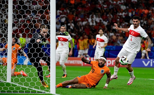 Netherlands' forward #10 Memphis Depay fails to score during the UEFA Euro 2024 quarter-final football match between the Netherlands and Turkey at the Olympiastadion in Berlin on July 6, 2024. (Photo by JOHN MACDOUGALL / AFP)