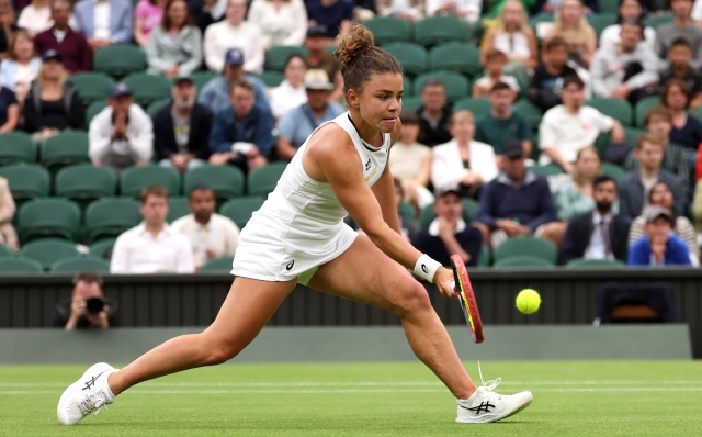 LONDON, ENGLAND - JULY 09: Jasmine Paolini of Italy plays a forehand against Emma Navarro of United States in the Ladies' Singles Quarter Final match during day nine of The Championships Wimbledon 2024 at All England Lawn Tennis and Croquet Club on July 09, 2024 in London, England. (Photo by Sean M. Haffey/Getty Images)