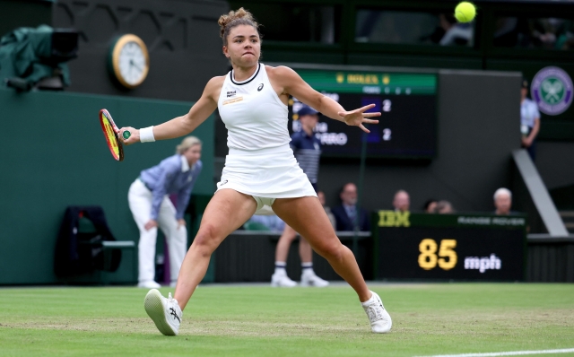 epa11468462 Jasmine Paolini of Italy in action during the Women's quarterfinal match against Emma Navarro of the USA at the Wimbledon Championships, Wimbledon, Britain, 09 July 2024.  EPA/NEIL HALL  EDITORIAL USE ONLY