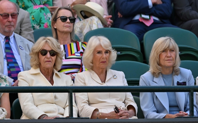 Britain's Queen Camilla (C) watches as US player Taylor Fritz plays against Italy's Lorenzo Musetti during their men's singles quarter-finals tennis match on the tenth day of the 2024 Wimbledon Championships at The All England Lawn Tennis and Croquet Club in Wimbledon, southwest London, on July 10, 2024. (Photo by ANDREJ ISAKOVIC / AFP) / RESTRICTED TO EDITORIAL USE