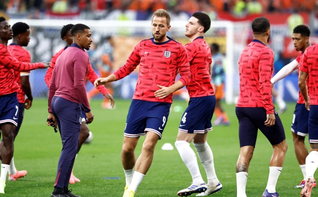 England's forward #09 Harry Kane (C) warms up prior to the UEFA Euro 2024 semi-final football match between the Netherlands and England at the BVB Stadion in Dortmund on July 10, 2024. (Photo by KENZO TRIBOUILLARD / AFP)