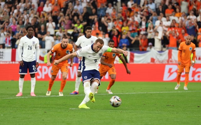 DORTMUND, GERMANY - JULY 10: Harry Kane of England scores his team's first goal from a penalty kick during the UEFA EURO 2024 semi-final match between Netherlands and England at Football Stadium Dortmund on July 10, 2024 in Dortmund, Germany. (Photo by Richard Pelham/Getty Images)