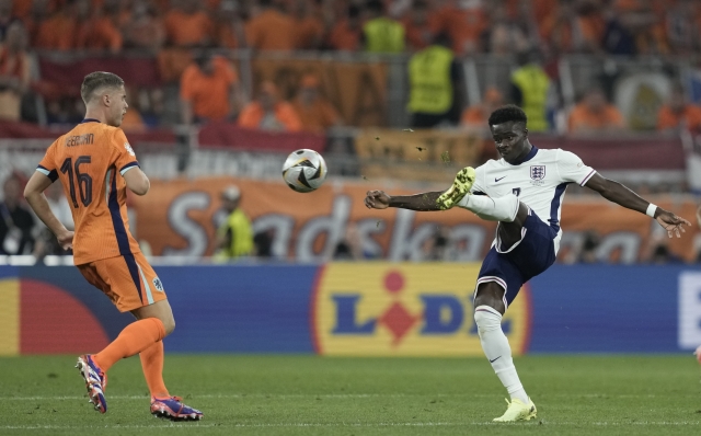 England's Bukayo Saka, right, and Joey Veerman of the Netherlands compete for the ball during a semifinal at the Euro 2024 soccer tournament in Dortmund, Germany, Wednesday, July 10, 2024. (AP Photo/Thanassis Stavrakis)