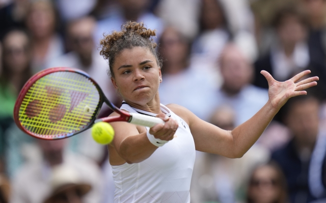 Jasmine Paolini of Italy plays a forehand return to Barbora Krejcikova of the Czech Republic during the women's singles final at the Wimbledon tennis championships in London, Saturday, July 13, 2024. (AP Photo/Alberto Pezzali)     Associated Press / LaPresse Only italy and Spain