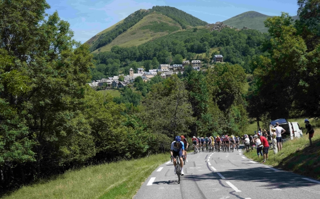 The pack climbs Peyresourde pass during the fifteenth stage of the Tour de France cycling race over 198 kilometers (123 miles) with start in Loudenvielle and finish on Plateau de Beille, France, , Sunday, July 14, 2024. (AP Photo/Jerome Delay)    Associated Press / LaPresse Only iitaly and Spain