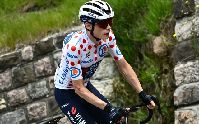 Team Visma - Lease a Bike team's Danish rider Jonas Vingegaard wearing the climber's polka dot (dotted) jersey (second placed in the category) cycles in the ascent of the Col du Vars during the 19th stage of the 111th edition of the Tour de France cycling race, 144,6 km between Embrun and Isola 2000, in the French Alps, on July 19, 2024. (Photo by Marco BERTORELLO / AFP)