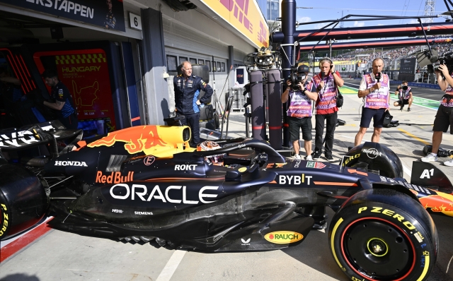 Red Bull driver Max Verstappen of the Netherlands steers his car out of garage during the second free practice ahead of the Hungarian Formula One Grand Prix race at the Hungaroring racetrack, in Mogyorod, Hungary, Friday, July 19, 2024. (AP Photo/Denes Erdos)    Associated Press / LaPresse Only italy and Spain