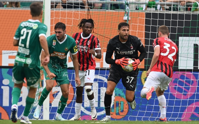 VIENNA, AUSTRIA - JULY 20:  Marco Sportiello of AC Milan in action during the Pre-season Friendly match between SK Rapid Wien and AC Milan at Allianz Stadion on July 20, 2024 in Vienna, Austria. (Photo by Claudio Villa/AC Milan via Getty Images)