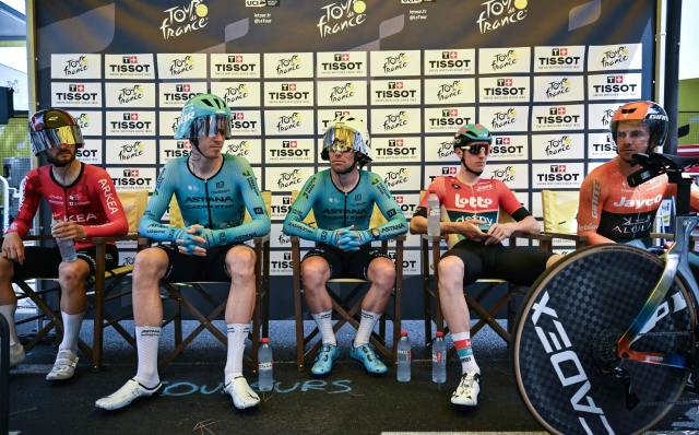 Astana Qazaqstan Team's British rider Mark Cavendish (C) waits for start of the 21st and final stage of the 111th edition of the Tour de France cycling race, a 33,7 km individual time-trial between Monaco and Nice, on July 21, 2024. Mark Cavendish took his record 35th stage win at the 111th Tour de France and will receive a special podium for his entire career. (Photo by Marco BERTORELLO / AFP)