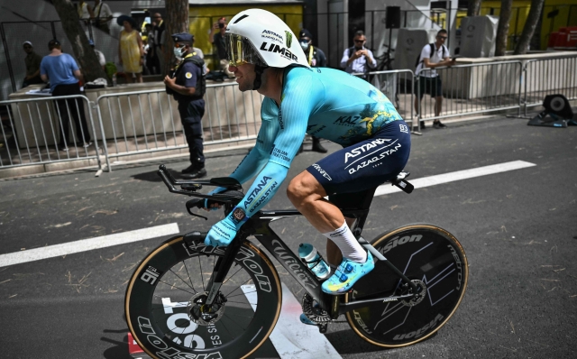 Astana Qazaqstan Team's British rider Mark Cavendish cycles to the start line of the 21st and final stage of the 111th edition of the Tour de France cycling race, a 33,7 km individual time-trial between Monaco and Nice, on July 21, 2024. Mark Cavendish took his record 35th stage win at the 111th Tour de France and will receive a special podium for his entire career. (Photo by Marco BERTORELLO / AFP)