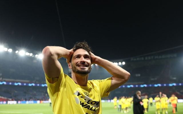 (FILES) Dortmund's German defender #15 Mats Hummels celebrates Dortmund's victory at the end of their UEFA Champions League semi-final second leg football match against Paris Saint-Germain (PSG) at the Parc des Princes stadium in Paris on May 7, 2024. Borussia Dortmund announced on June 14, 2024 defender Mats Hummels will leave after 13 years at the club. (Photo by FRANCK FIFE / AFP)