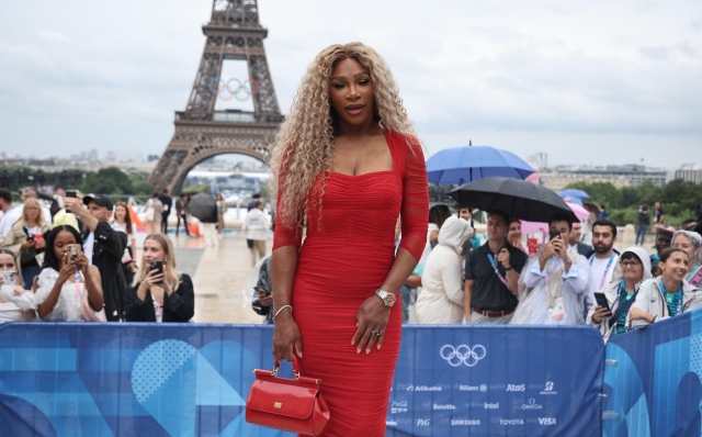 epaselect epa11497486 Serena Williams poses for photos on the red carpet upon arrival for the Opening Ceremony of the Paris 2024 Olympic Games, in Paris, France, 26 July 2024.  EPA/CHRISTOPHE PETIT TESSON / POOL