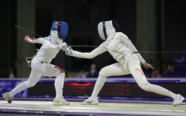 Italy's Alberta Santuccio, left, and Singapore's Kiria Tikanah Abdul Rahman compete in the women's individual Epee round of 32 competition during the 2024 Summer Olympics at the Grand Palais, Saturday, July 27, 2024, in Paris, France. (AP Photo/Andrew Medichini)