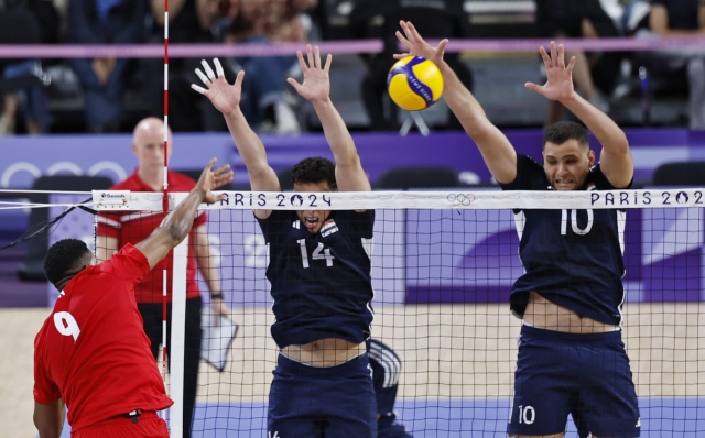 epa11500200 Wilfredo Leon Venero of Poland (L) in action during the Men Preliminary Round Pool B match Poland vs Egypt of the Volleyball competitions in the Paris 2024 Olympic Games, at the South Paris Arena in Paris, France, 27 July 2024.  EPA/MOHAMMED BADRA