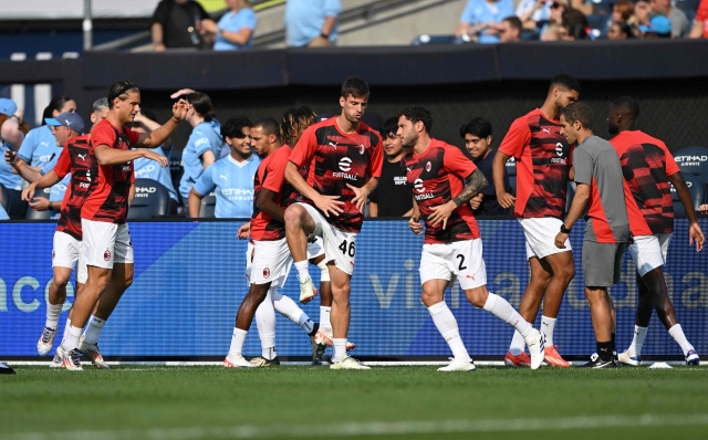 NEW YORK, NEW YORK - JULY 27: AC Milan players in action during warm up prior to a Pre-Season Friendly match between Manchester City and AC Milan at Yankee Stadium on July 27, 2024 in New York City.   Drew Hallowell/Getty Images/AFP (Photo by Drew Hallowell / GETTY IMAGES NORTH AMERICA / Getty Images via AFP)