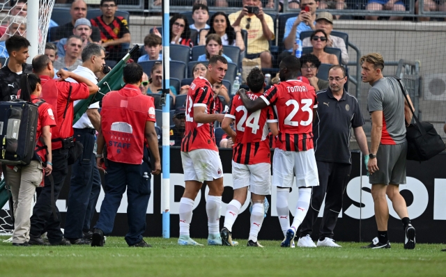 NEW YORK, NEW YORK - JULY 27: Alessandro Florenzi of AC Milan exits the pitch injured during a Pre-Season Friendly match between Manchester City and AC Milan at Yankee Stadium on July 27, 2024 in New York City.   Drew Hallowell/Getty Images/AFP (Photo by Drew Hallowell / GETTY IMAGES NORTH AMERICA / Getty Images via AFP)