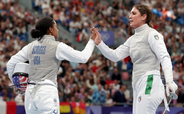epa11502857 Laureen Scruggs (L) of the USA is congratulated by Arianna Errigo of Italy after winning their bout in the Women Foil Individual Round of 8 in the Paris 2024 Olympic Games, at the Grand Palais in Paris, France, 28 July 2024.  EPA/RITCHIE B. TONGO