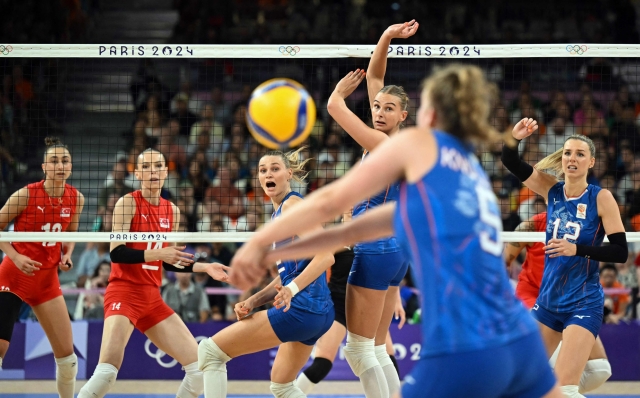 Netherlands' #05 Jolien Knollema (front) passes the ball during the women's preliminary round volleyball match between Turkey and the Netherlands during the Paris 2024 Olympic Games at the South Paris Arena 1 in Paris on July 29, 2024. (Photo by Natalia KOLESNIKOVA / AFP)