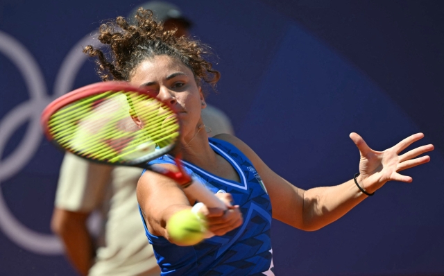 Italy's Jasmine Paolini returns to Poland's Magda Linette during their women's singles second round tennis match on Court Suzanne-Lenglen at the Roland-Garros Stadium at the Paris 2024 Olympic Games, in Paris on July 29, 2024. (Photo by Miguel MEDINA / AFP)