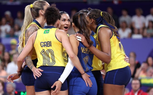 PARIS, FRANCE - JULY 29: Team Brazil celebrate during the Women?s Preliminary Round - Pool B match between Team Brazil and Team Kenya  on day three of the Olympic Games Paris 2024 at Paris Arena on July 29, 2024 in Paris, France. (Photo by Christian Petersen/Getty Images)