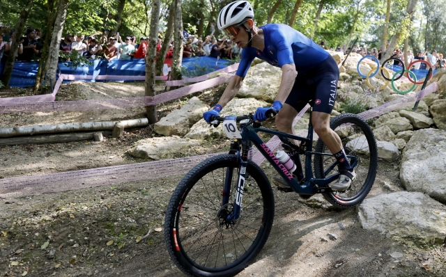 epa11505637 Luca Braidot of Italy competes in the Men Cross Country race of the Mountain Biking competitions in the Paris 2024 Olympic Games, at the Elancourt Hill, Paris, France, 29 July 2024.  EPA/TOLGA AKMEN