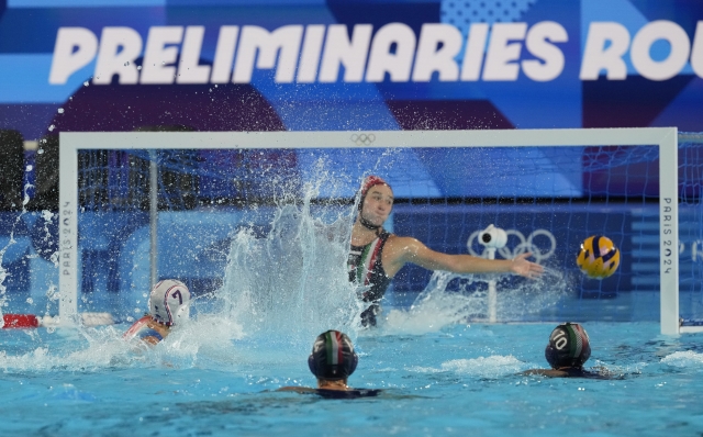 Italy's goalkeeper Caterina Banchelli, center, fails to stop a goal from France's Juliette Dhalluin during a women's water polo Group B preliminary match between France and Italy at the 2024 Summer Olympics, Monday, July 29, 2024, in Saint-Denis, France. (AP Photo/Luca Bruno)