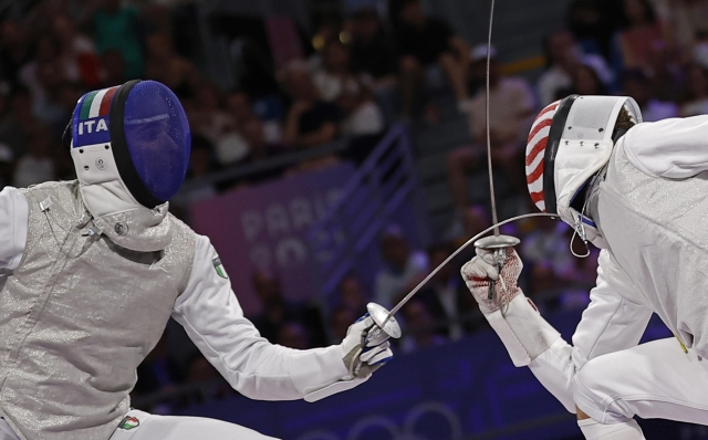 epa11507048 Filipo Macchi of Italy in action against Nick Itkin of US during Men Foil Individual Semifinal 2 in the Fencing competitions in the Paris 2024 Olympic Games, at the Grand Palais in Paris, France, 29 July 2024.  EPA/YOAN VALAT