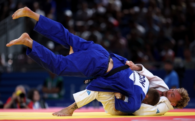 PARIS, FRANCE - JULY 30: Antonio Esposito of Team Italy and Francois Gauthier Drapeau of Team Canada compete during the Men?s Judo -81kg Quarterfinal on day four of the Olympic Games Paris 2024 at Champs-de-Mars Arena on July 30, 2024 in Paris, France. (Photo by Steph Chambers/Getty Images)