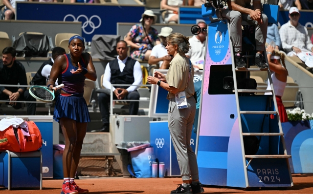 US' Coco Gauff speaks with an official after a call goes against her while playing Croatia's Donna Vekic during their women's singles third round tennis match on Court Philippe-Chatrier at the Roland-Garros Stadium during the Paris 2024 Olympic Games, in Paris on July 30, 2024. (Photo by Patricia DE MELO MOREIRA / AFP)