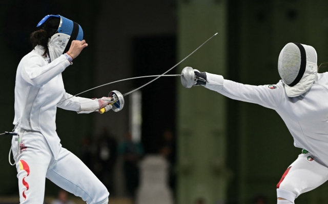 China's Sun Yiwen (L) and Italy's Giulia Rizzi compete in the women's epee team semi-final bout during the Paris 2024 Olympic Games at the Grand Palais in Paris, on July 30, 2024. (Photo by Fabrice COFFRINI / AFP)