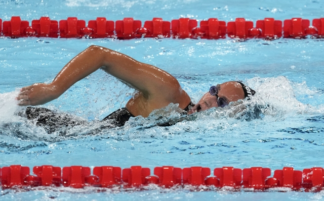 Simona Quadarella, of Italy, competes during a heat in the women's 1500-meter freestyle at the 2024 Summer Olympics, Tuesday, July 30, 2024, in Nanterre, France. (AP Photo/Bernat Armangue)