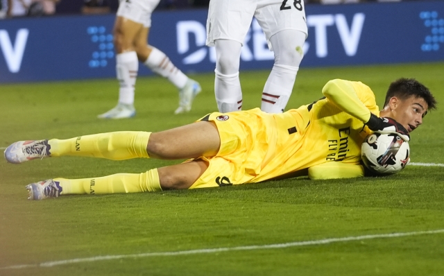 AC Milan goalkeeper Lorenzo Torriani makes a save against Real Madrid during the first half of a friendly soccer match Wednesday, July 31, 2024, in Chicago. (AP Photo/Erin Hooley)