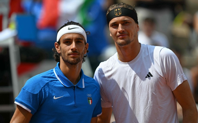 Italy's Lorenzo Musetti (L) poses with Germany's Alexander Zverev (R) ahead of their men's singles quarter-final tennis match on Court Suzanne-Lenglen at the Roland-Garros Stadium during the Paris 2024 Olympic Games, in Paris on August 1, 2024. (Photo by PATRICIA DE MELO MOREIRA / AFP)