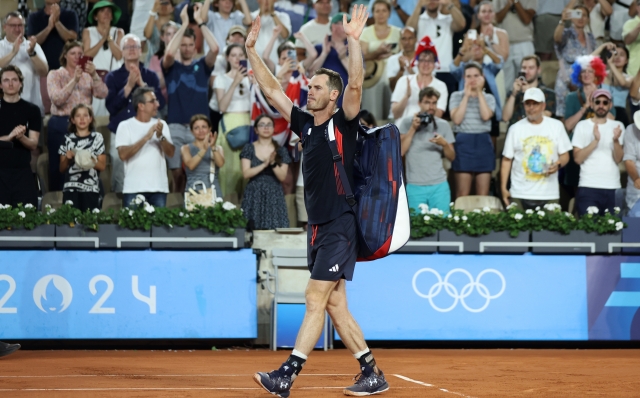 PARIS, FRANCE - AUGUST 01: Andy Murray of Team Great Britain acknowledges the crowd with partner (not in frame) Daniel Evans of Team Great Britain as they leave the court after losing match point against Taylor Fritz of Team United States and Tommy Paul of Team United States during the Men's Doubles Quarter-final match on day six of the Olympic Games Paris 2024 at Roland Garros on August 01, 2024 in Paris, France. (Photo by Matthew Stockman/Getty Images)