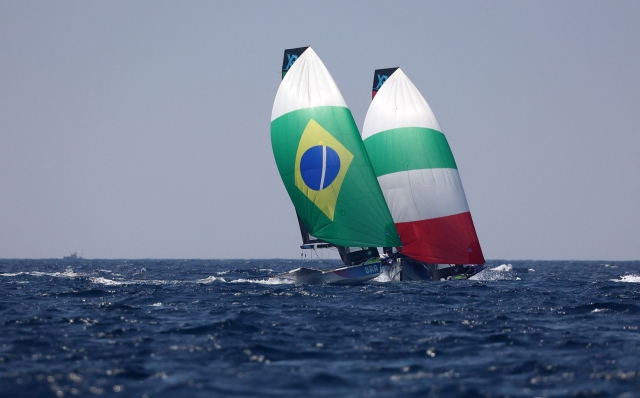 Brazils duo Nartine Soffiatti Grael and Kahena Kunze and Italy's duo Jana Germani and Giorgia Bertuzzi compete in the medal race of the womens 49erFX skiff event during the Paris 2024 Olympic Games sailing competition at the Roucas-Blanc Marina in Marseille on August 2, 2024. (Photo by Clement MAHOUDEAU / AFP)