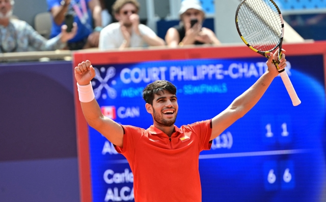 Spain's Carlos Alcaraz reacts to beating Canada's Felix Auger-Aliassime in their men's singles semi-final tennis match on Court Philippe-Chatrier at the Roland-Garros Stadium during the Paris 2024 Olympic Games, in Paris on August 2, 2024. (Photo by Miguel MEDINA / AFP)