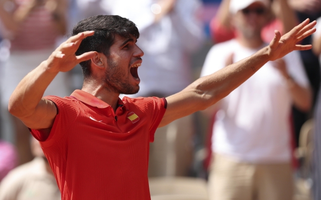 epa11518909 Carlos Alcaraz of Spain celebrates winning against Felix Auger-Aliassime of Canada in their Men's Singles semifinal match of the Tennis competitions in the Paris 2024 Olympic Games, at the Roland Garros in Paris, France, 02 August 2024.  EPA/JUANJO MARTIN