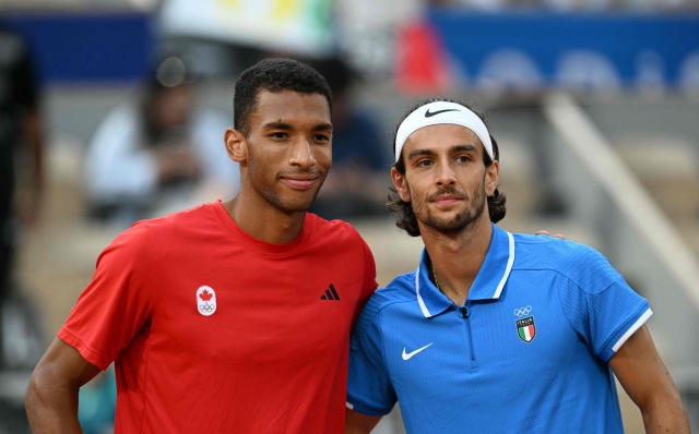 Canada's Felix Auger-Aliassime (L) and Italy's Lorenzo Musetti (R) pose ahead of their men's singles bronze medal tennis match on Court Philippe-Chatrier at the Roland-Garros Stadium during the Paris 2024 Olympic Games, in Paris on August 3, 2024. (Photo by Patricia DE MELO MOREIRA / AFP)