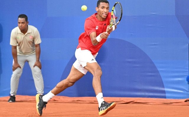 epa11523046 Felix Auger-Aliassime of Canada in action during the Men's Singles bronze medal match against Lorenzo Musetti of Italy at the Tennis competitions in the Paris 2024 Olympic Games, at the Roland Garros in Paris, France, 03 August 2024.  EPA/CAROLINE BLUMBERG