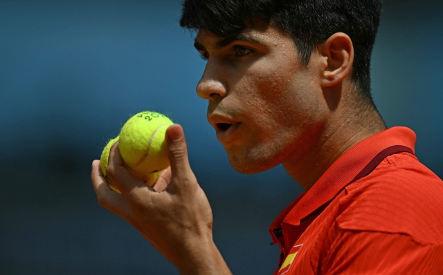 Spain's Carlos Alcaraz prepares to serve to Serbia's Novak Djokovic during their men's singles final tennis match on Court Philippe-Chatrier at the Roland-Garros Stadium during the Paris 2024 Olympic Games, in Paris on August 4, 2024. (Photo by Patricia DE MELO MOREIRA / AFP)