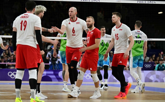 Poland's players celebrate during the volleyball men's quarter-final match between Slovenia and Poland during the Paris 2024 Olympic Games at the South Paris Arena 1 in Paris on August 5, 2024. Poland won the match 3-1. (Photo by Miguel MEDINA / AFP)